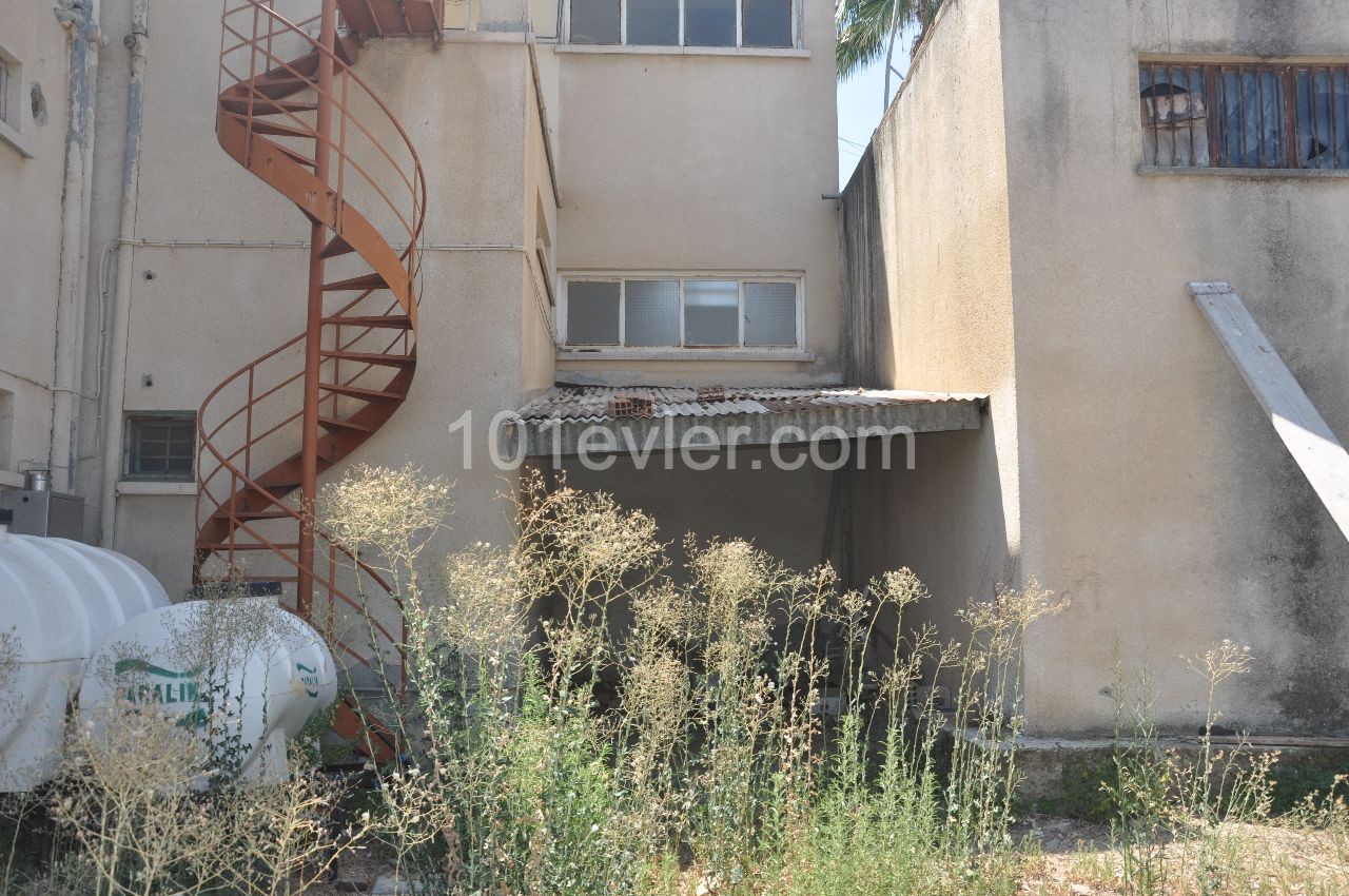 3 + 2 200 M2 APARTMENT WITH GARDEN IN ALAYKOY ** 