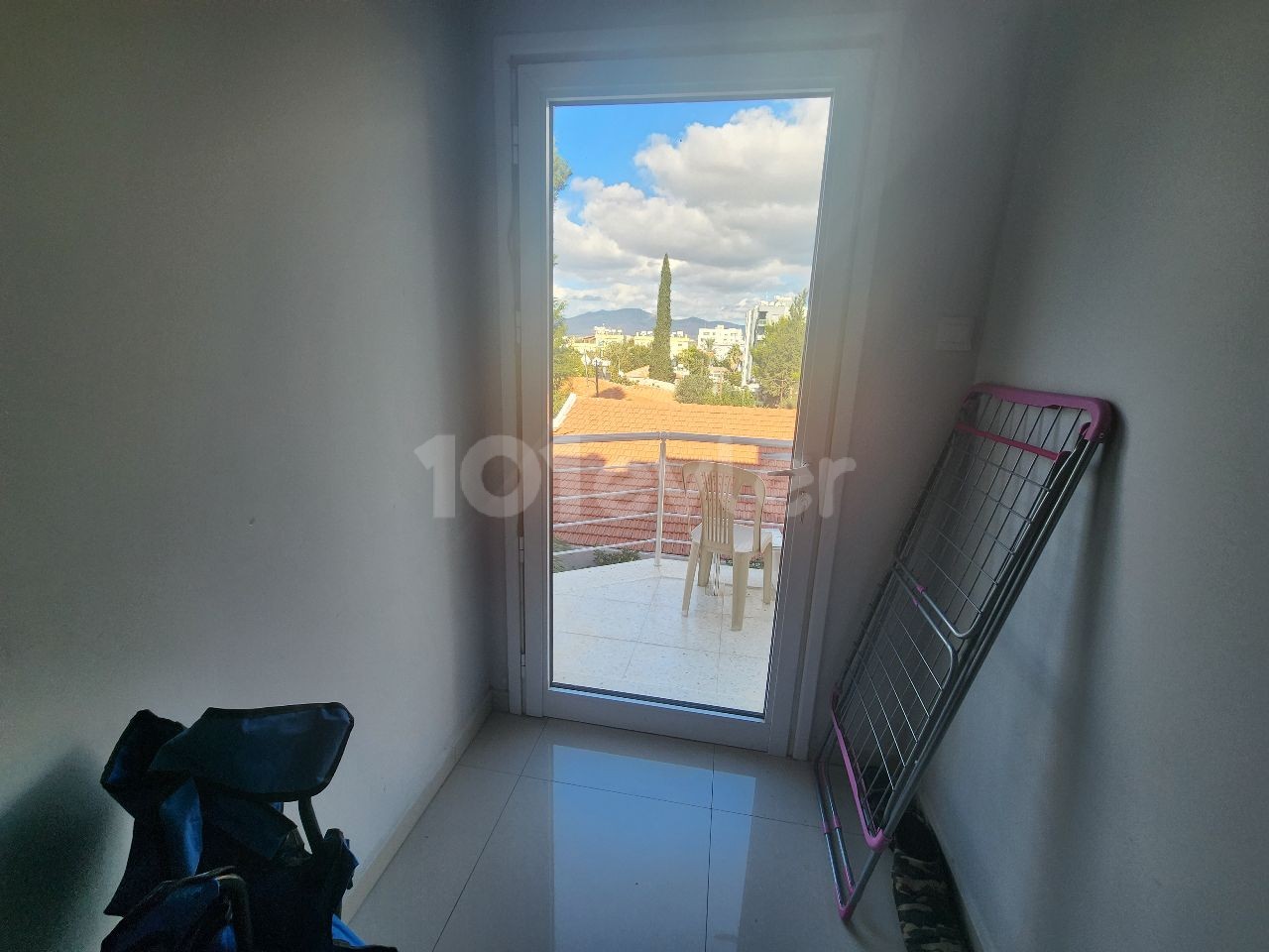 Kizilbasta muhteşem lokasyonda kiralık  90 m2 2+1 full eşyalı 5 yıllık 3.katta ara kat Daire 