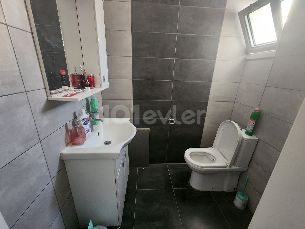 Kizilbasta muhteşem lokasyonda kiralık  90 m2 2+1 full eşyalı 5 yıllık 3.katta ara kat Daire 