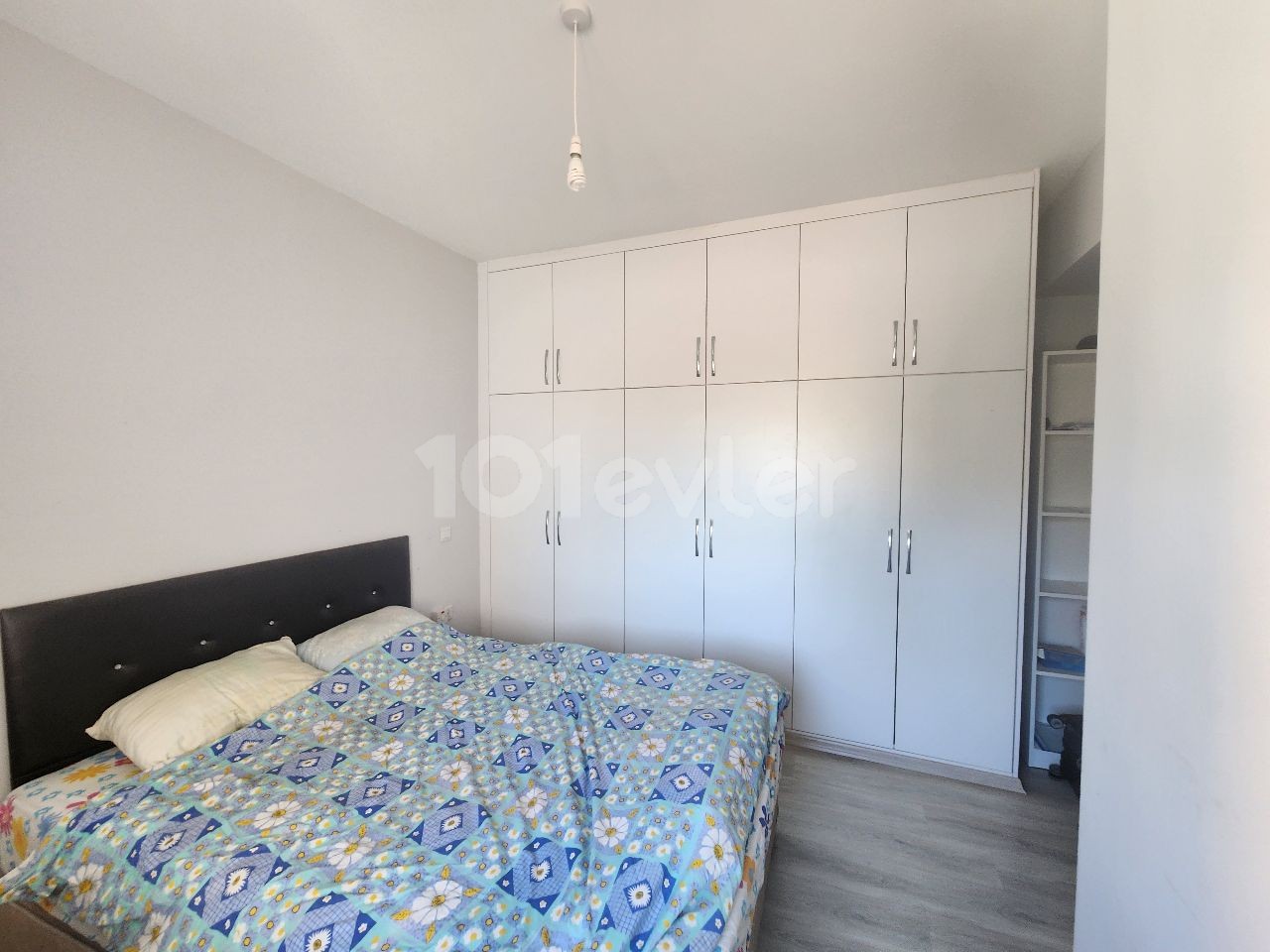 Kizilbasta muhteşem lokasyonda kiralık  90 m2 2+1 full eşyalı 5 yıllık 3.katta ara kat Daire 