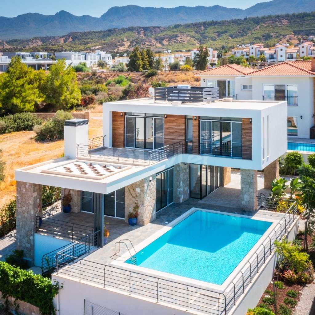 Girne Esentepe de satılık 3+1 220m2 modern villa