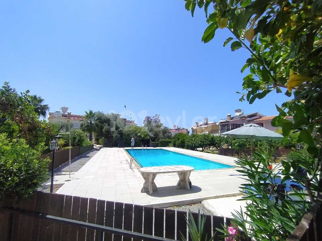 Girne ozanköy de satılık site içerisinde 3+1 villa hisseli