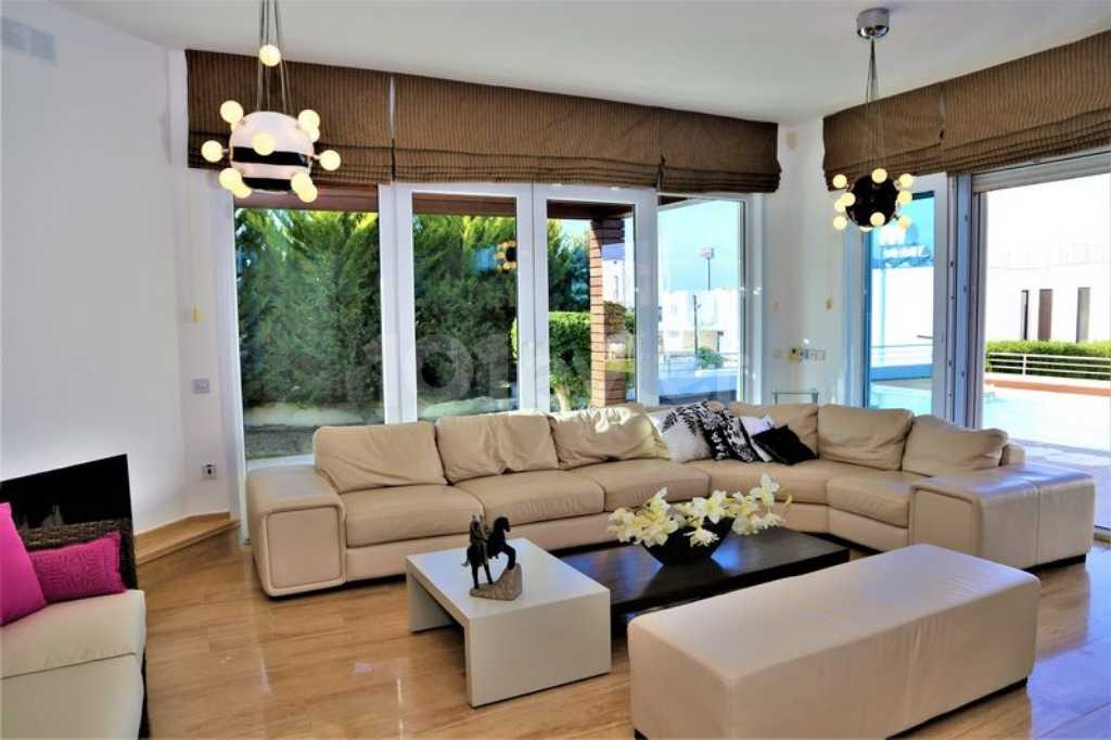 Annual rental villa in Kyrenia Çatalköy 4 + 1 pool villa 200mt from the sea (Will be given to the family) ** 