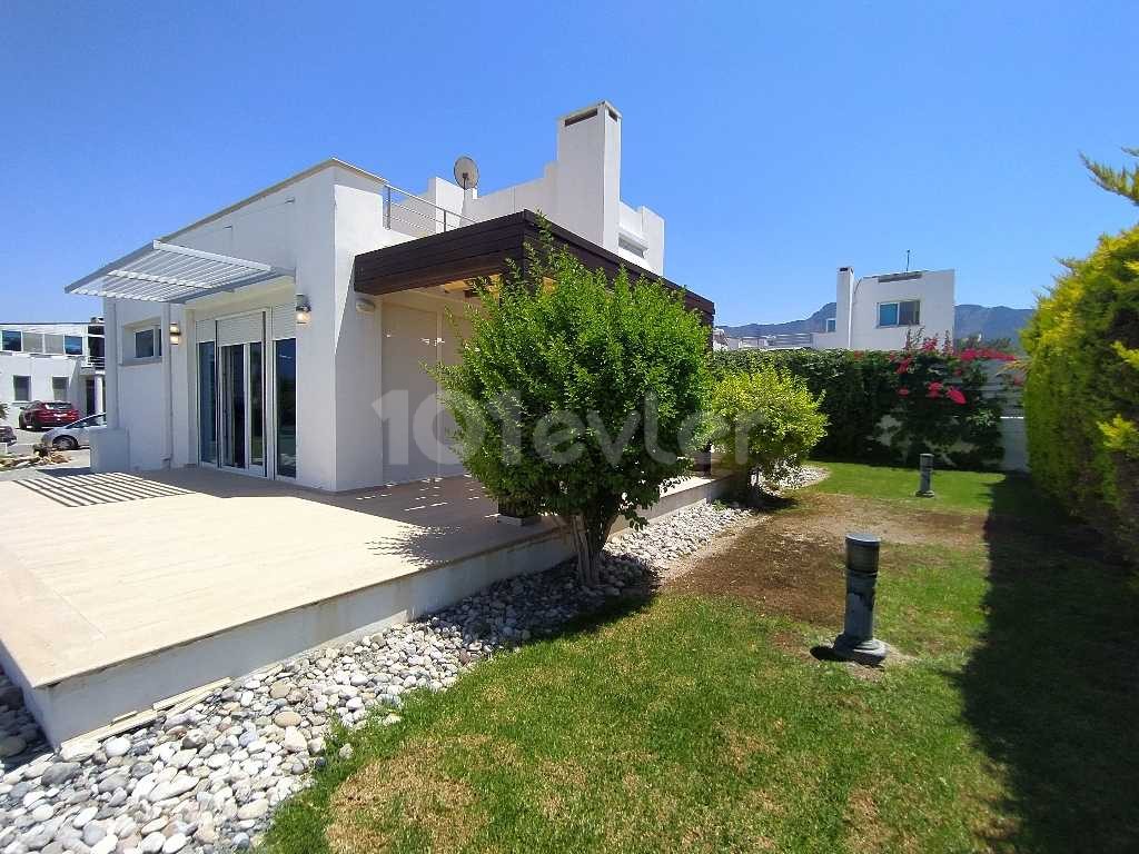 Jahresmiete villa in Kyrenia Chatalköy 200MT vom Meer 4 + 1 Villa mit Pool (wird der Familie zur Verfügung gestellt) ** 