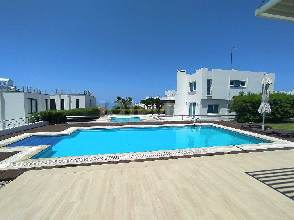 Jahresmiete villa in Kyrenia Chatalköy 200MT vom Meer 4 + 1 Villa mit Pool (wird der Familie zur Verfügung gestellt) ** 