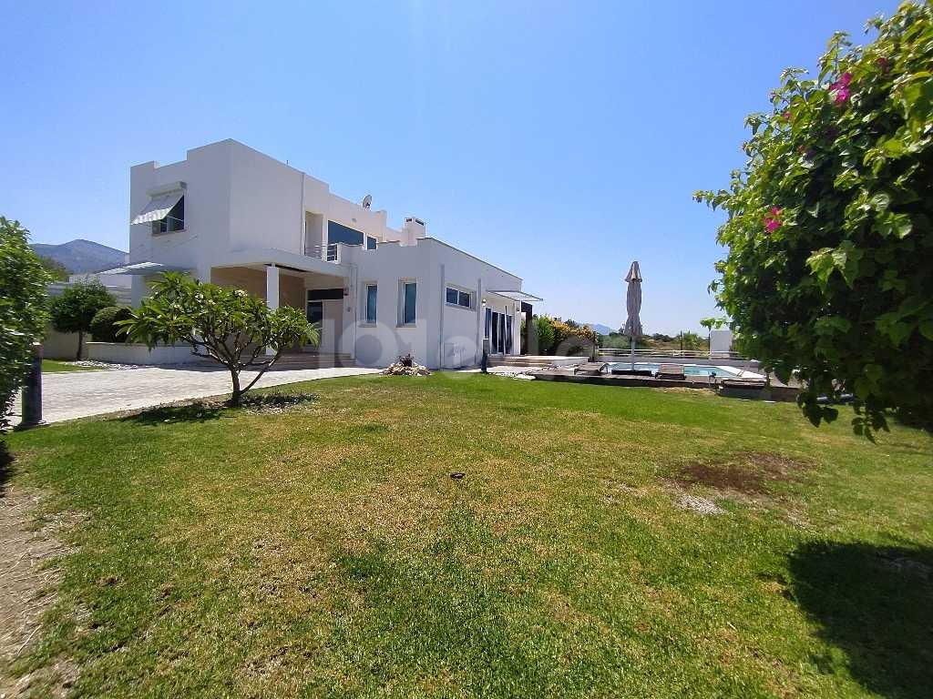 Annual rental villa in Kyrenia Çatalköy 4 + 1 pool villa 200mt from the sea (Will be given to the family) ** 