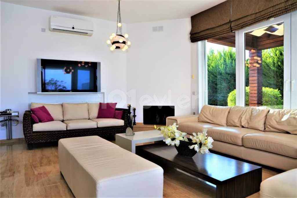 Girne Çatalköy de yıllık kiralık villa denize 200mt mesafede 4+1 havuzlu villa ( Aileye verilecektir)