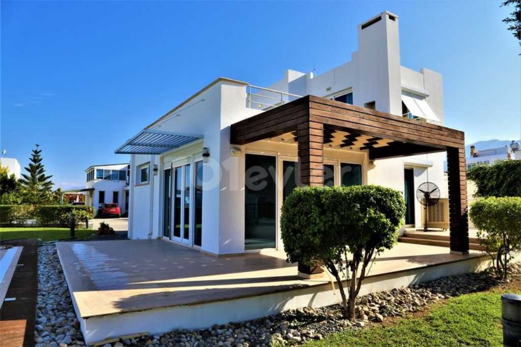 Girne Çatalköy de yıllık kiralık villa denize 200mt mesafede 4+1 havuzlu villa ( Aileye verilecektir)