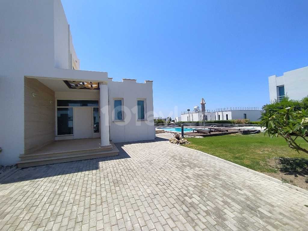 Girne Çatalköy de 1 yıllık peşin ödeme şartıyla kiralık villa denize 200mt mesafede 4+1 havuzlu villa ( Aileye verilecektir)