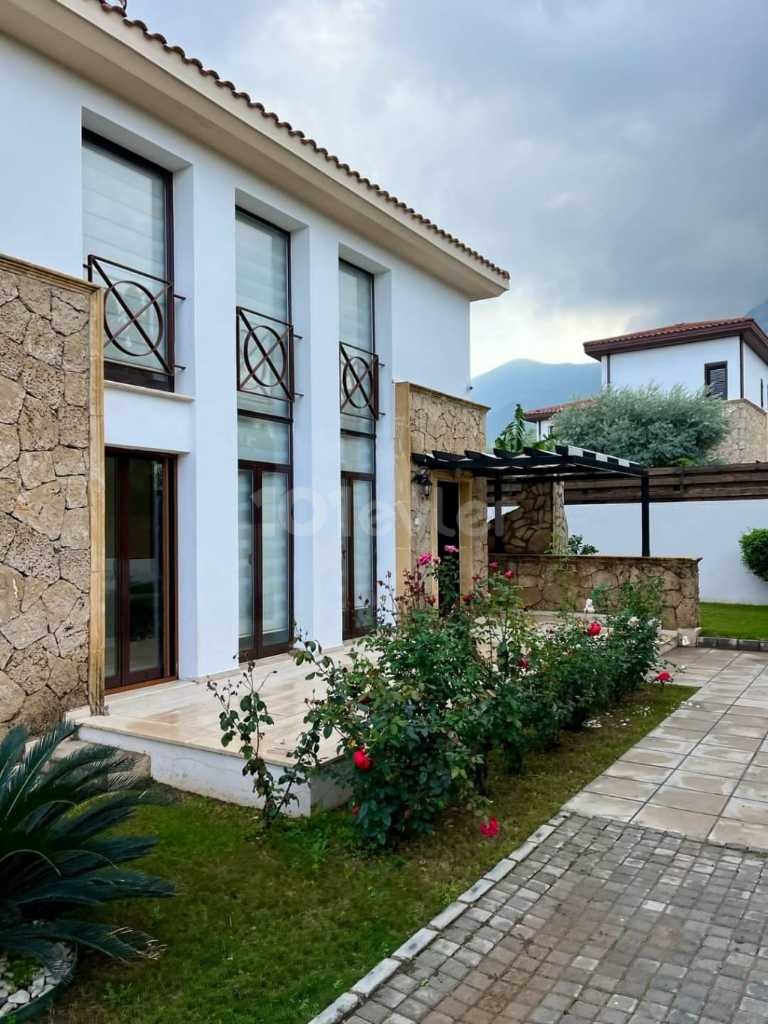 4+1 villa with pool for sale in Girne Bellapais