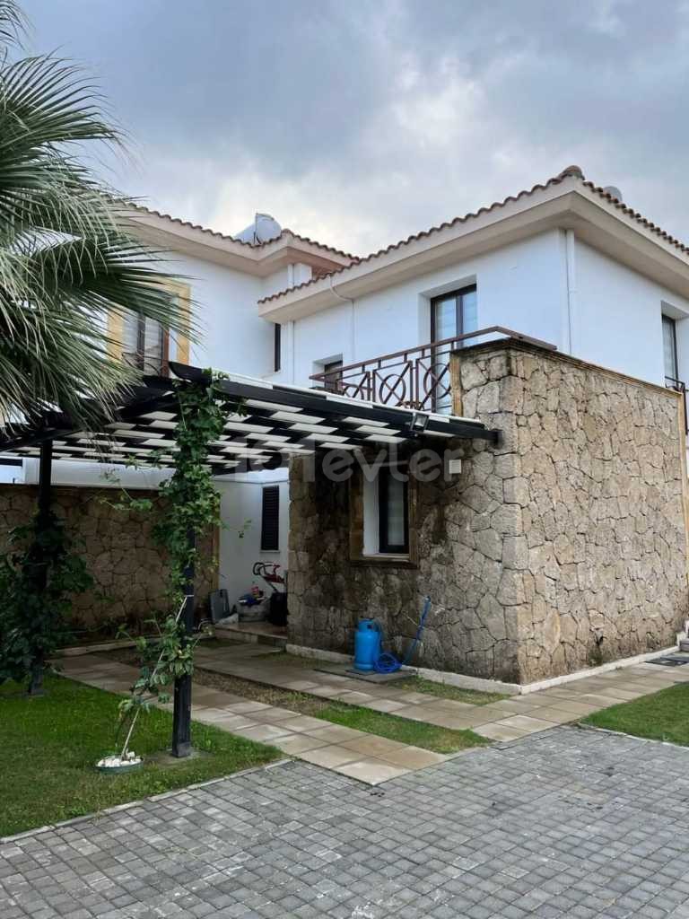 4+1 villa with pool for sale in Girne Bellapais