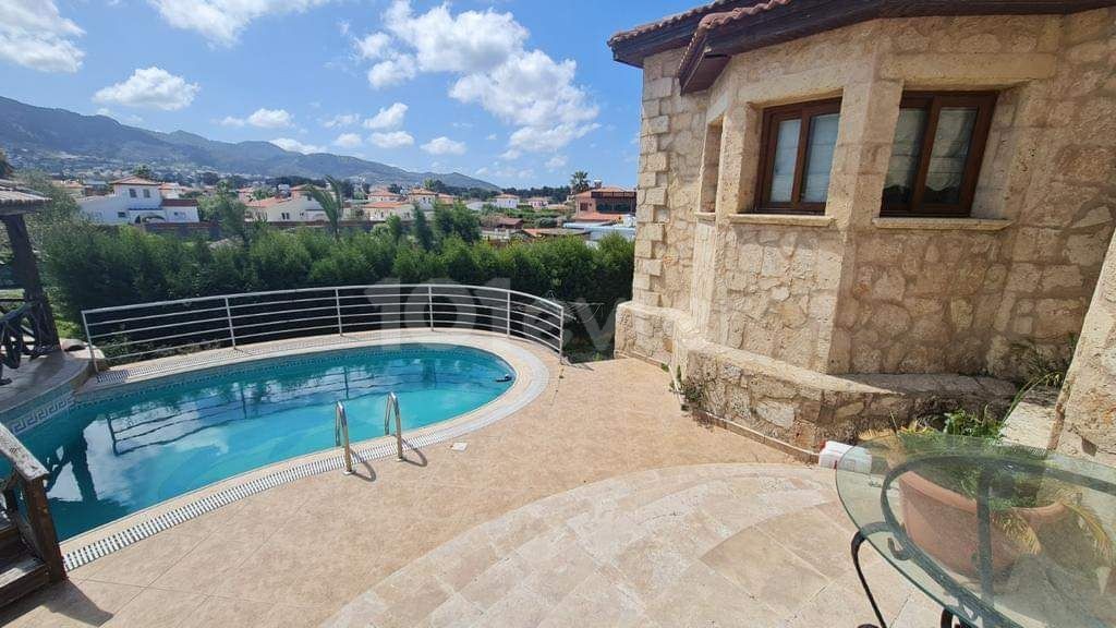 Karşıyaka ilçesinde klasik şıklıkta, Provençal konforunda satılık taş villa. 