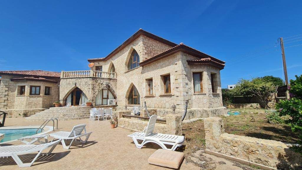 Karşıyaka ilçesinde klasik şıklıkta, Provençal konforunda satılık taş villa. 