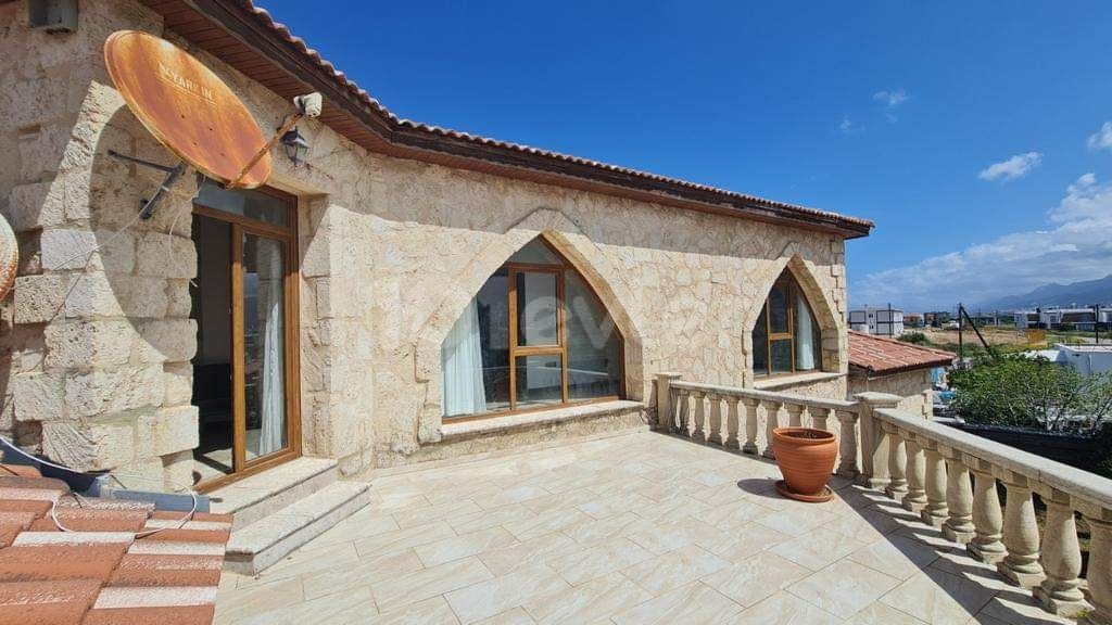 Karşıyaka ilçesinde klasik şıklıkta, Provençal konforunda satılık taş villa. 
