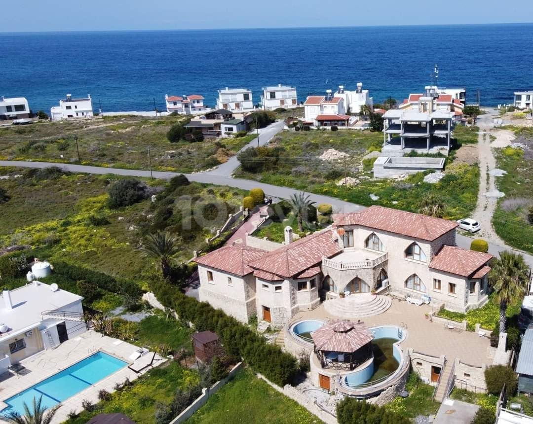 Karşıyaka ilçesinde klasik şıklıkta, Provençal konforunda satılık taş villa. 