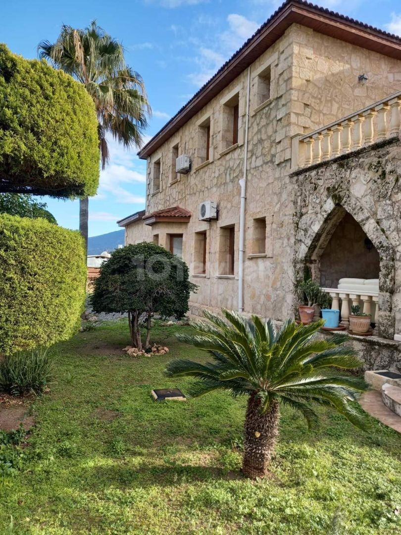 Karşıyaka ilçesinde klasik şıklıkta, Provençal konforunda satılık taş villa. 