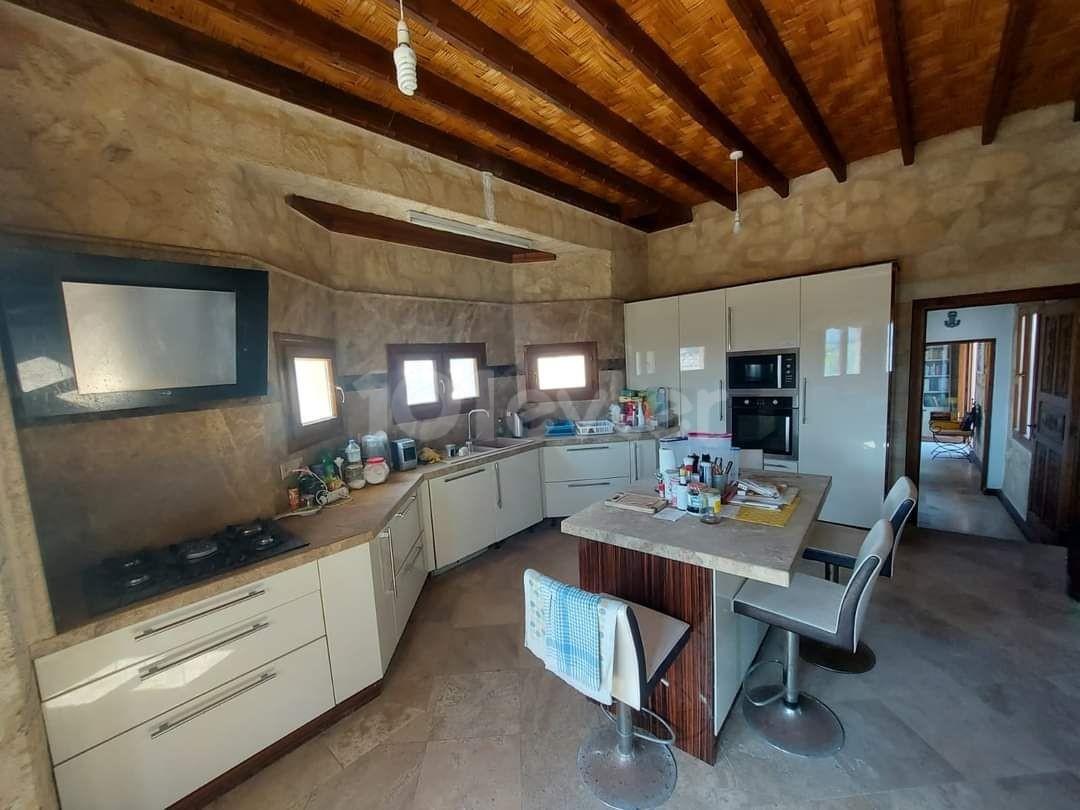 Karşıyaka ilçesinde klasik şıklıkta, Provençal konforunda satılık taş villa. 