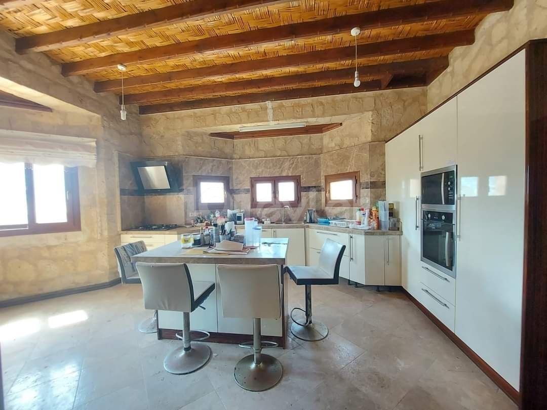 Karşıyaka ilçesinde klasik şıklıkta, Provençal konforunda satılık taş villa. 