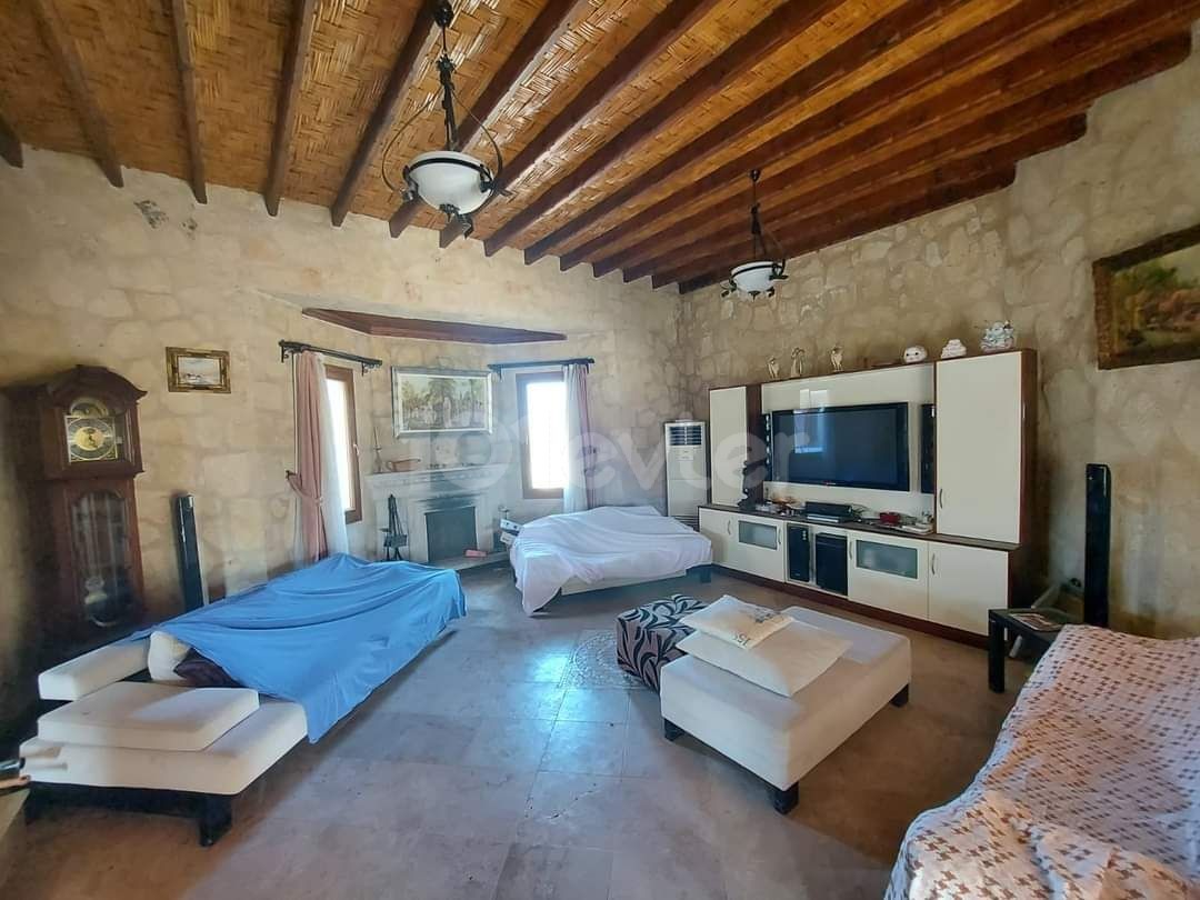 Karşıyaka ilçesinde klasik şıklıkta, Provençal konforunda satılık taş villa. 