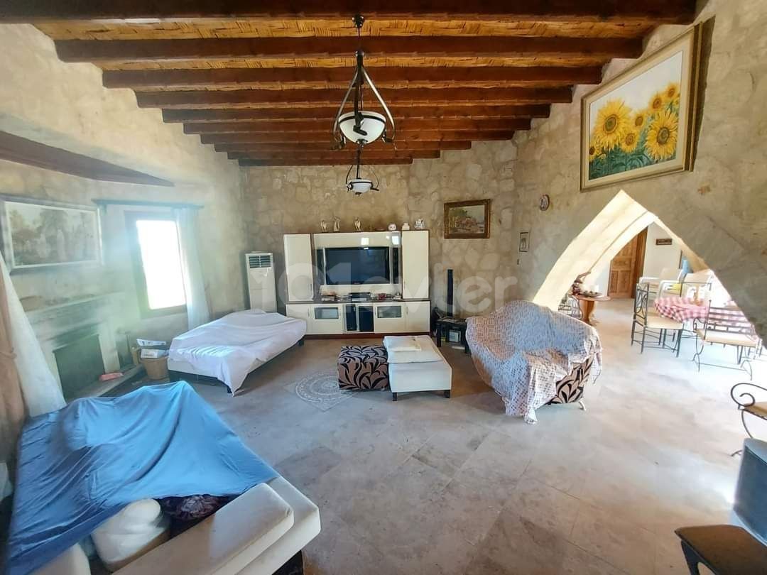 Karşıyaka ilçesinde klasik şıklıkta, Provençal konforunda satılık taş villa. 