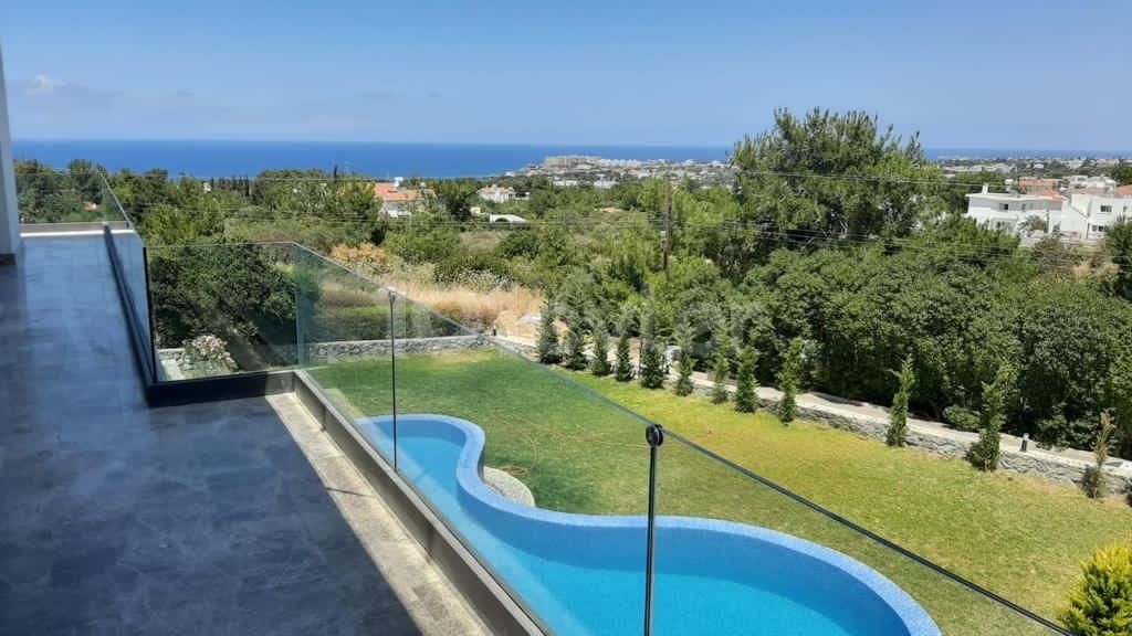 Girne'de lüksün ve ihtişamın buluştuğu yerde 4+1 Full eşyalı asansörlü ultra lüx villa