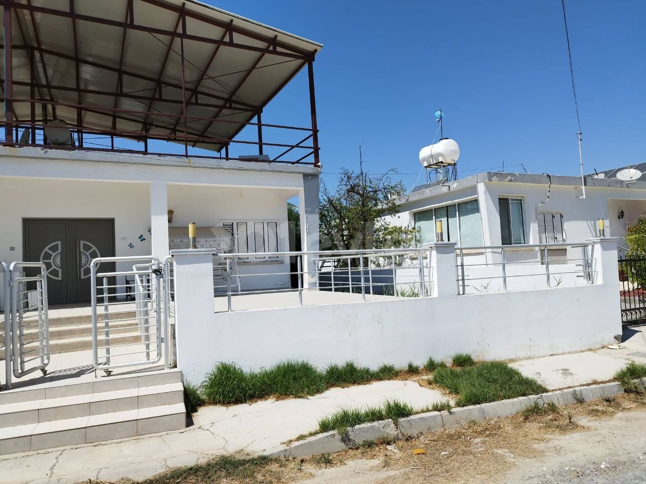 2 + 1 DETACHED HOUSE WITH GARDEN IN ALAYKÖY (2 FLOORS WITH CENTRAL HEATING + 50M2 UTILITY ROOM + AUXILIARY KITCHEN + GARDEN CARPET THE INFRASTRUCTURE IS READY FOR THE LAWN) ** 