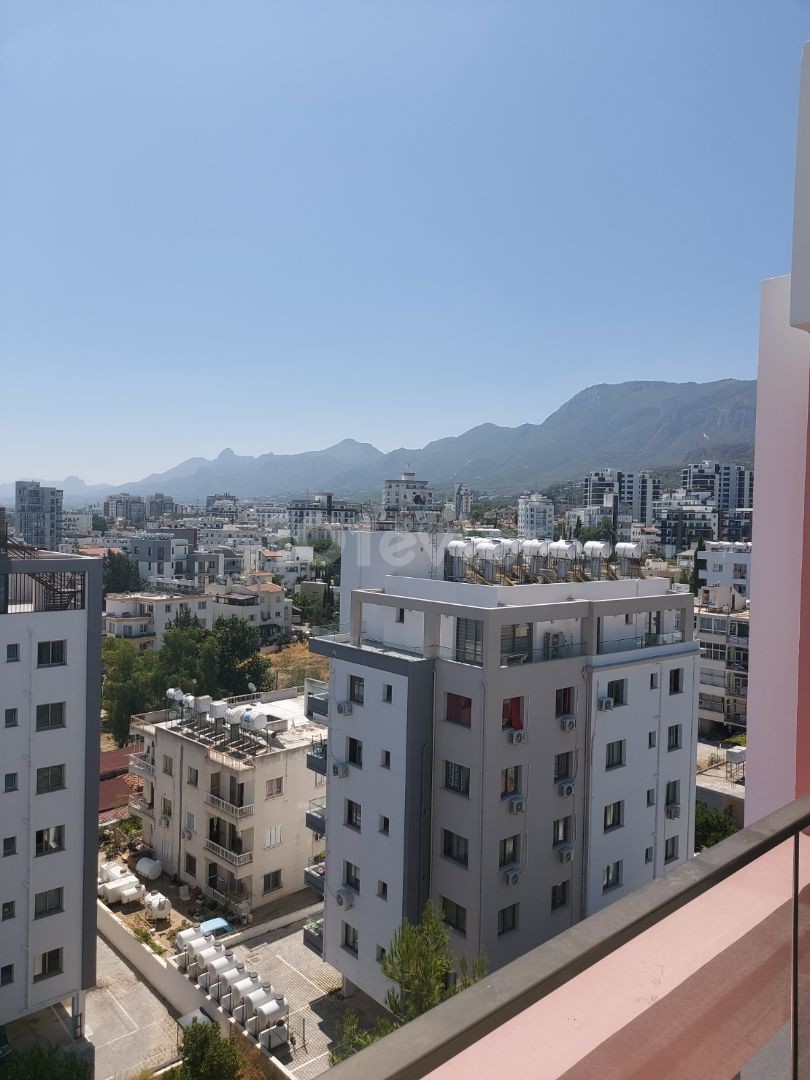 Girne merkez şehrin göbeğinde ama şehrin kalabalığından uzakta 2+1  penthouse taşınmaya hazır