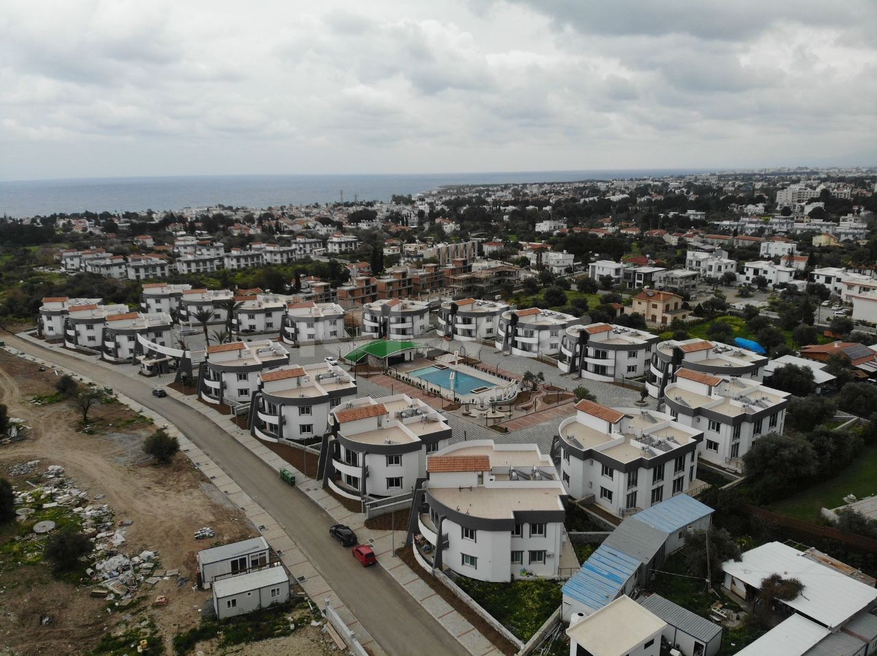 Satılık roof terace lı 1+1 daire ortak havuzlu sosyal aktiviteli güvenlikli sitede