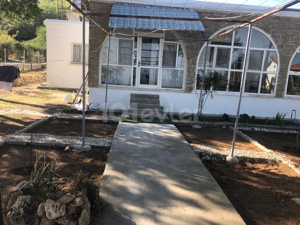 Detached House To Rent in Karşıyaka, Kyrenia