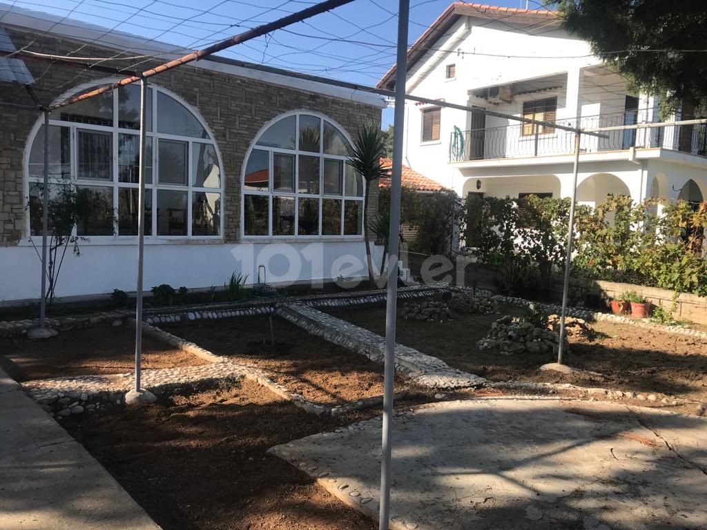 Detached House To Rent in Karşıyaka, Kyrenia