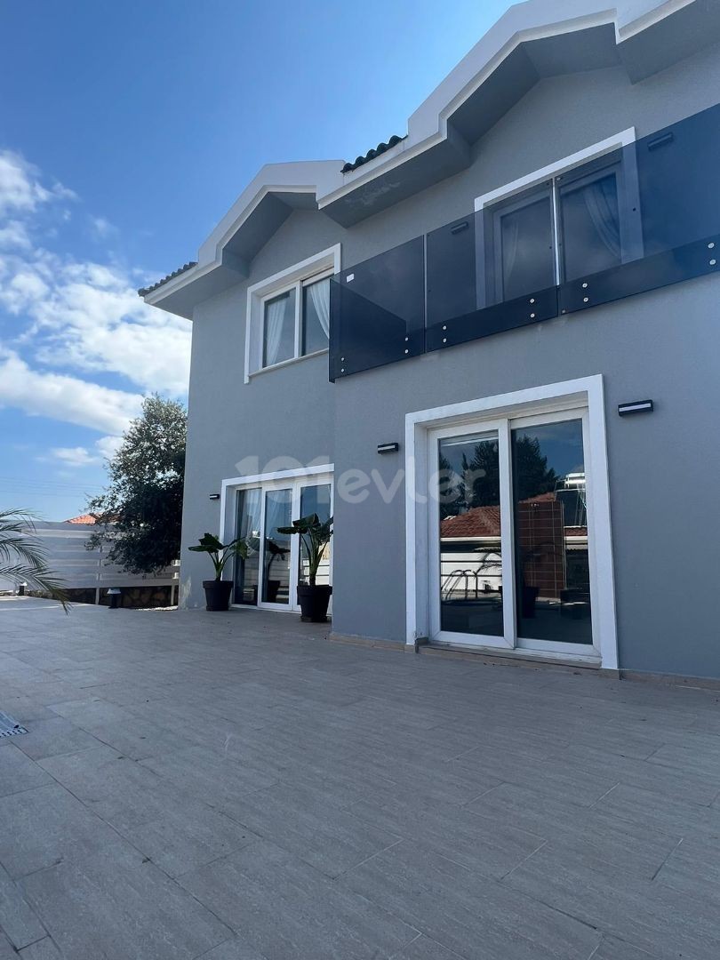 VILLA MIT POOL ZU VERKAUFEN ALSANCAK 3+1