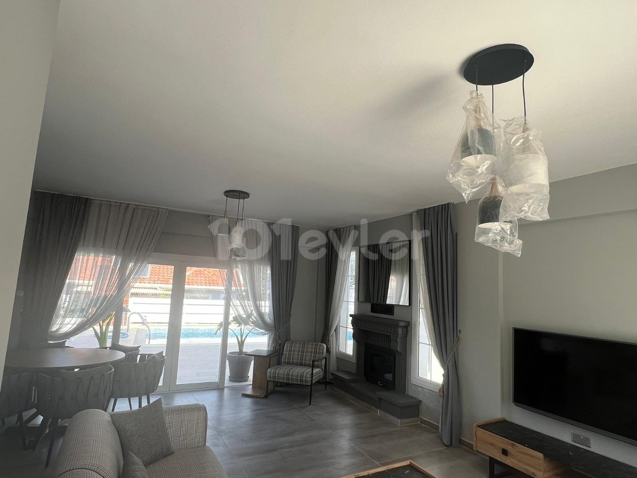 VILLA MIT POOL ZU VERKAUFEN ALSANCAK 3+1