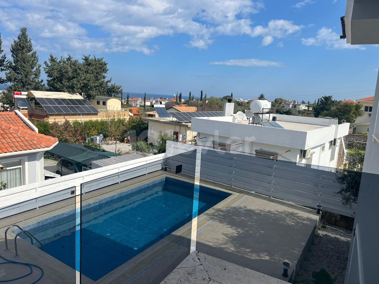 VILLA MIT POOL ZU VERKAUFEN ALSANCAK 3+1