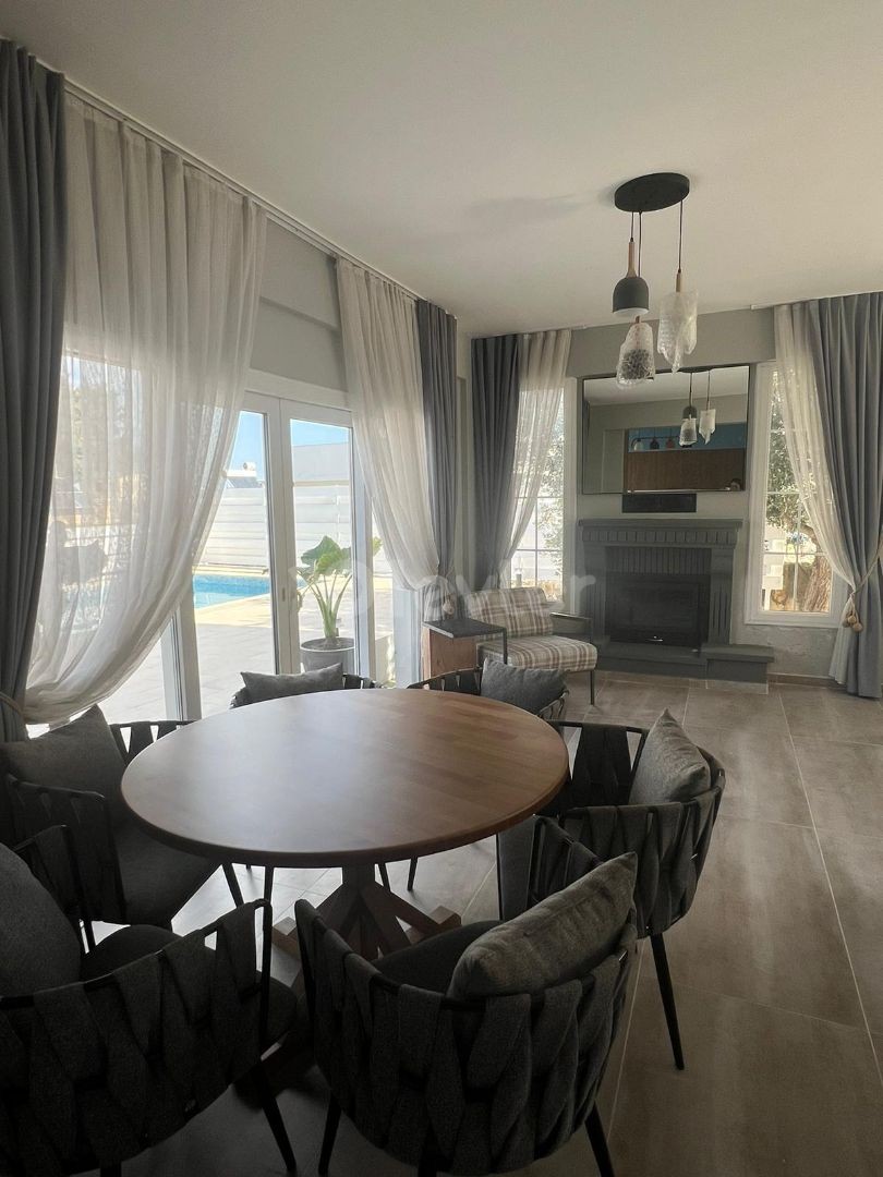 VILLA MIT POOL ZU VERKAUFEN ALSANCAK 3+1