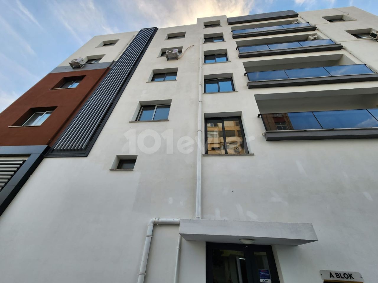 COMMERCIAL APARTMENTS FOR RENT