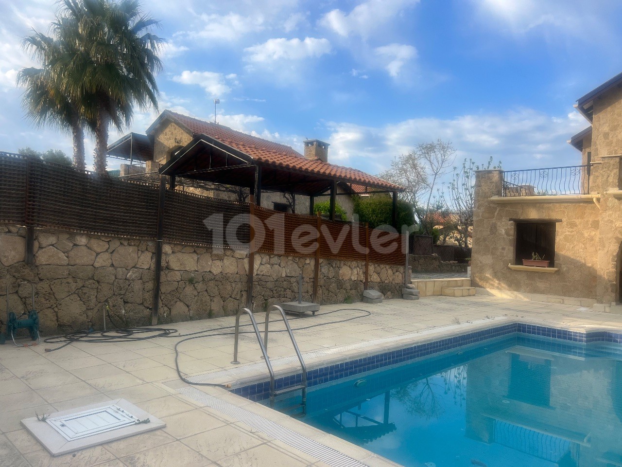 Yesiltepe 3+1 Villa zu vermieten mit privatem Pool