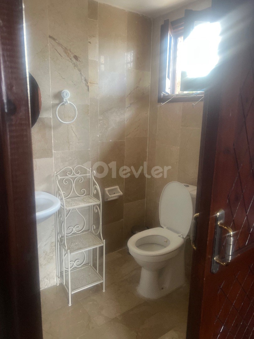 Yesiltepe 3+1 Villa zu vermieten mit privatem Pool