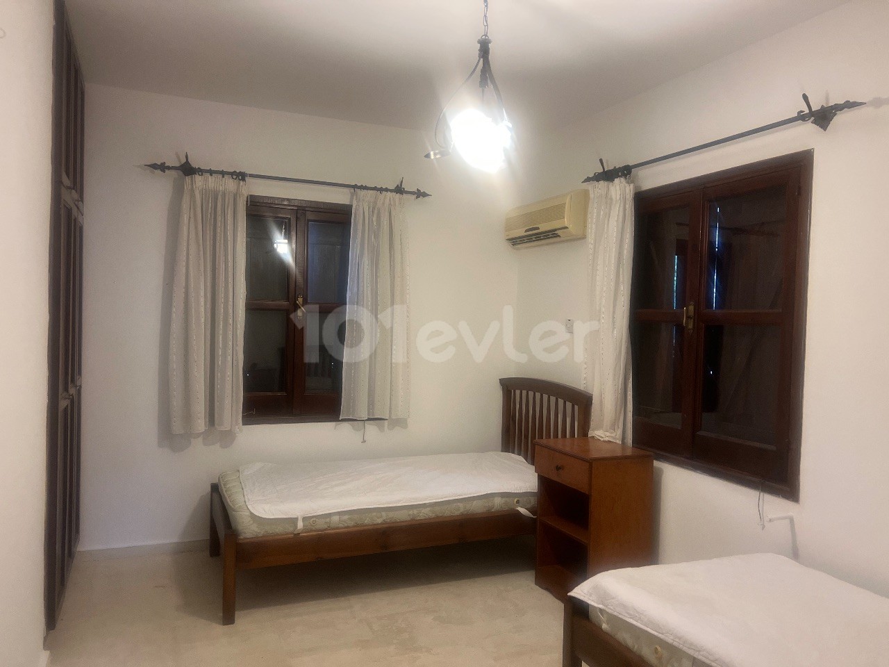 Yesiltepe 3+1 Villa zu vermieten mit privatem Pool