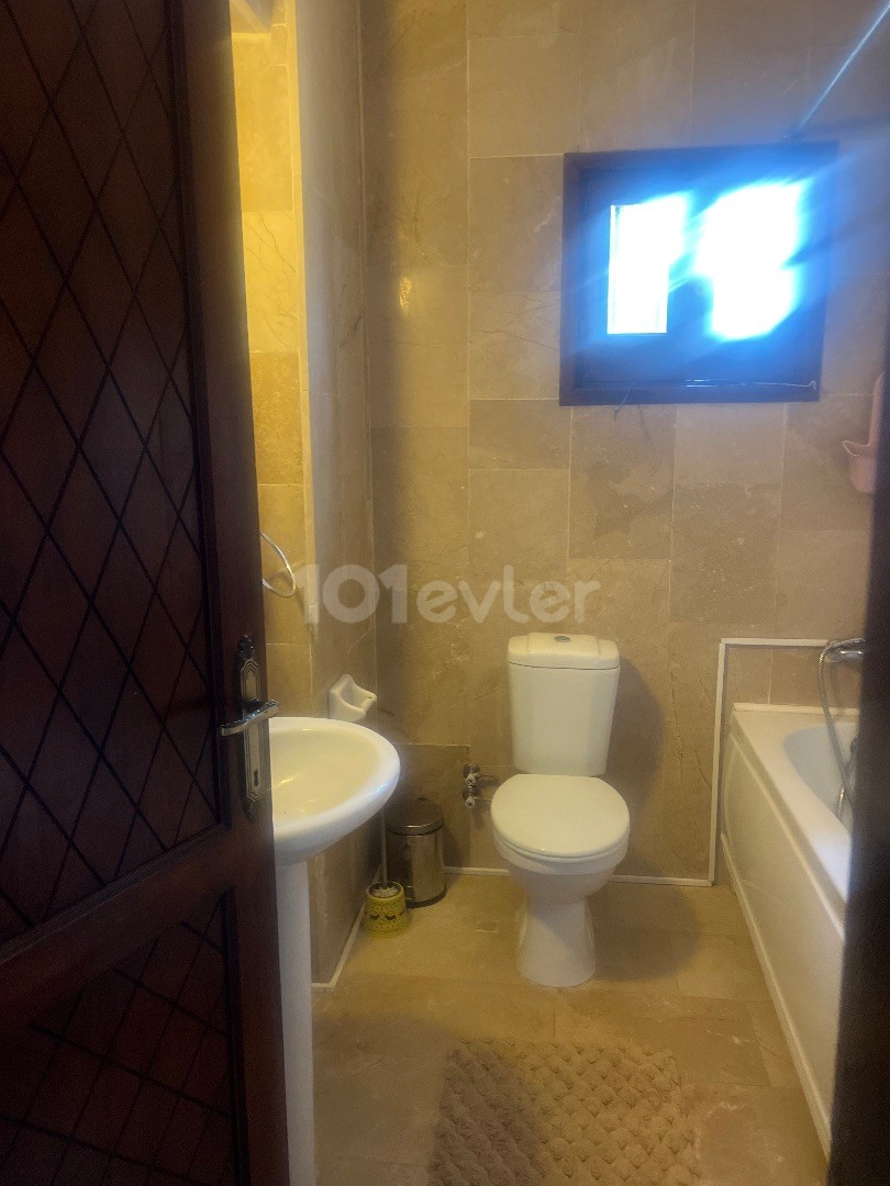 Yesiltepe 3+1 Villa zu vermieten mit privatem Pool