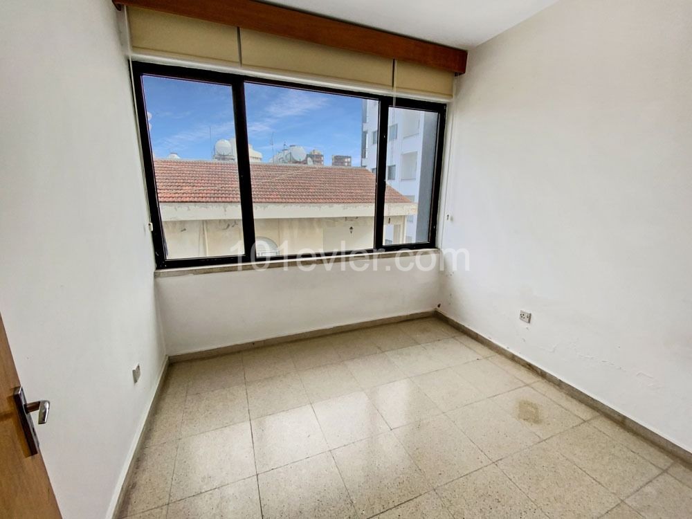 Lefkoşa Yenişehir Bölgesinde Cadde Üzeri Kiralık 120 m2 Ofis!