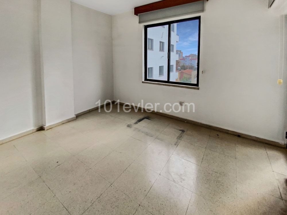 Lefkoşa Yenişehir Bölgesinde Cadde Üzeri Kiralık 120 m2 Ofis!