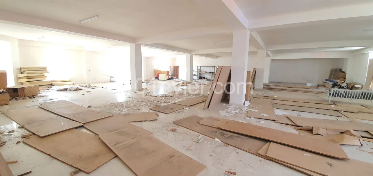 Lefkoşa Sanayi Bölgesinde Köşe Üzeri Kiralık 1200 m2 İki Katlı Depo 