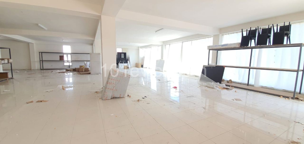 Lefkoşa Sanayi Bölgesinde Köşe Üzeri Kiralık 1200 m2 İki Katlı Depo 