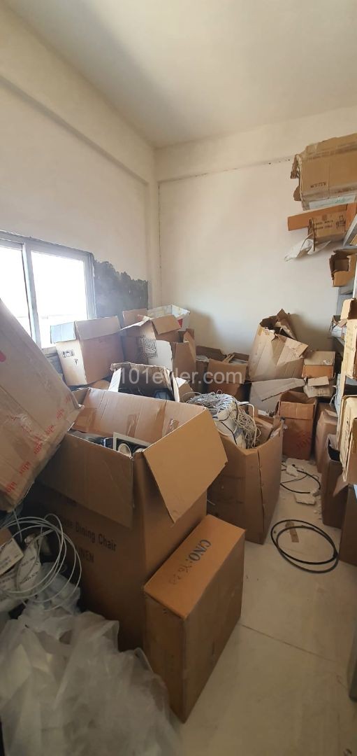 Lefkoşa Sanayi Bölgesinde Köşe Üzeri Kiralık 1200 m2 İki Katlı Depo 