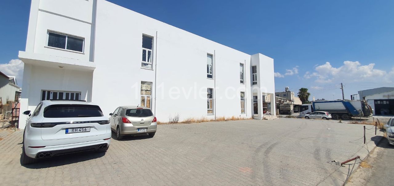 Lefkoşa Sanayi Bölgesinde Köşe Üzeri Kiralık 1200 m2 İki Katlı Depo 