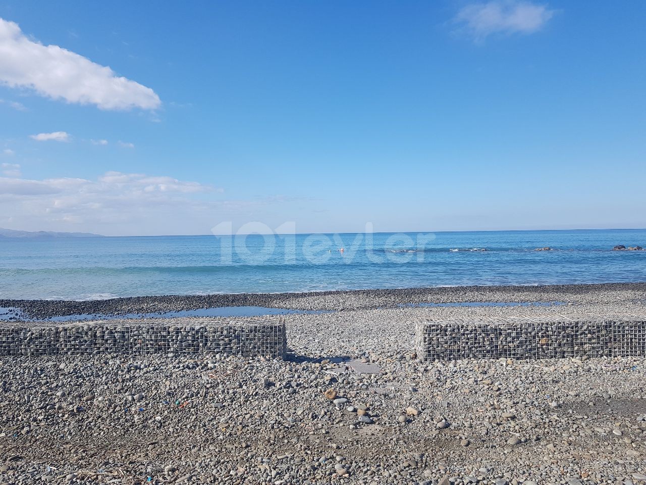 Lefke Gaziveren Bölgesinde Deniz ve Dag Manzaralı  1+1 Türk Koçanlı Daire Eşyalı 