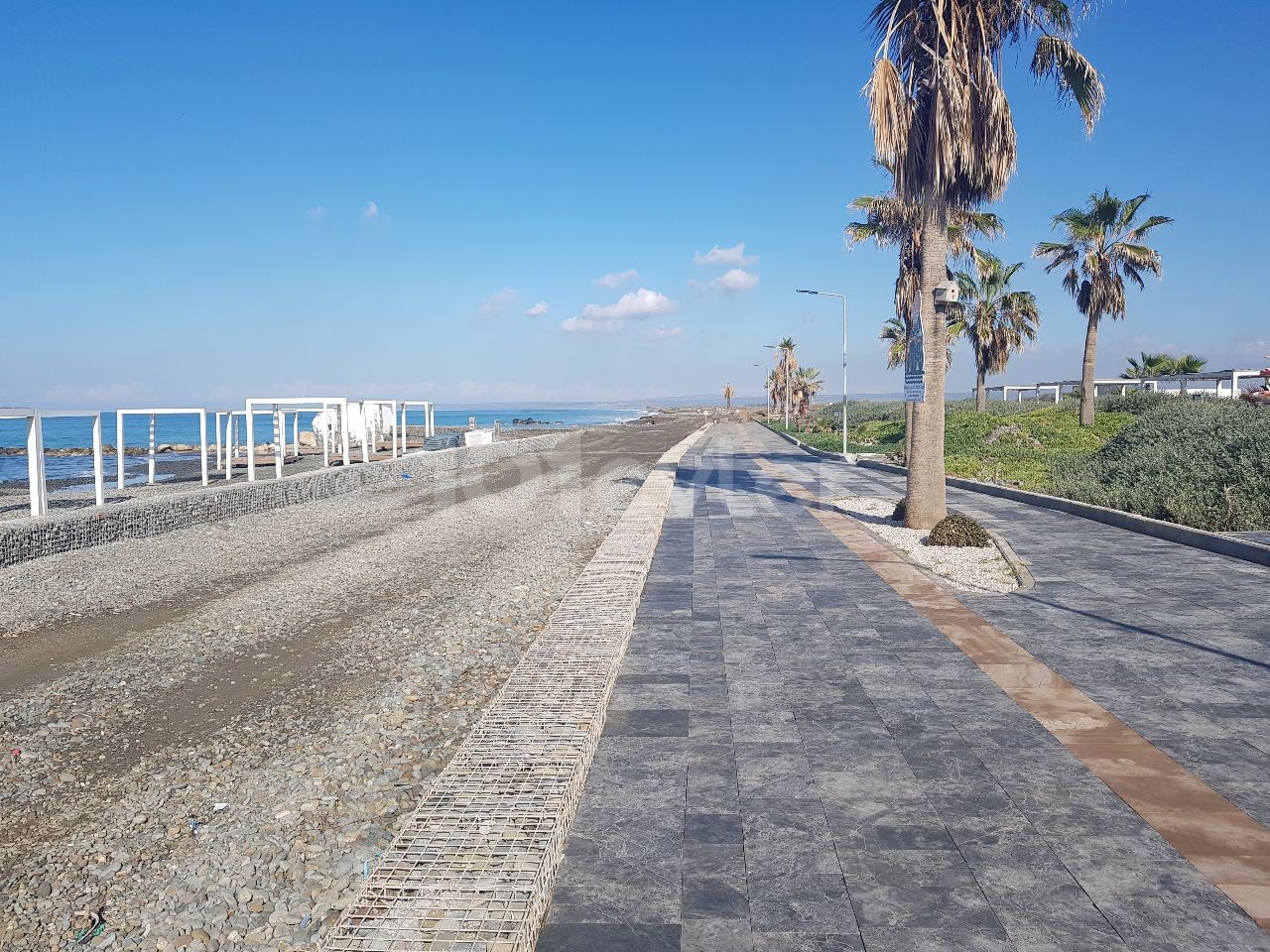 Lefke Gaziveren Bölgesinde Deniz ve Dag Manzaralı  1+1 Türk Koçanlı Daire Eşyalı 