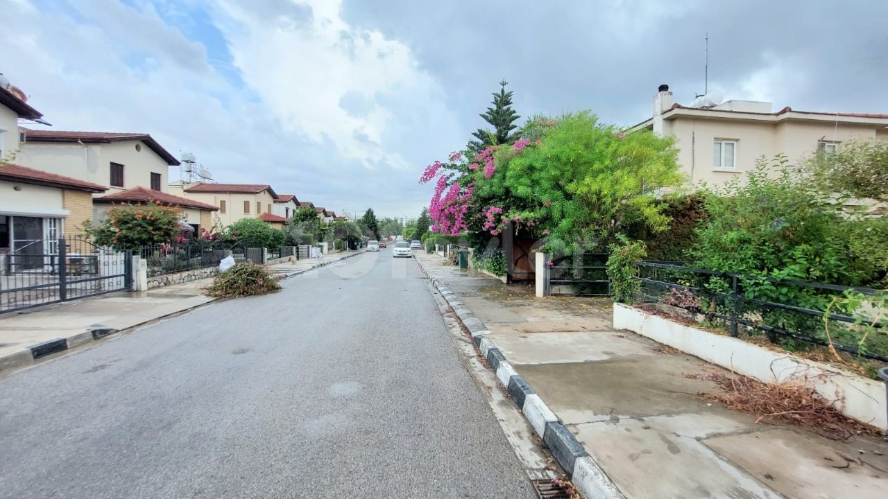 Lefkoşa Ortaköyde Nezih Bir Mahallede Merkezi Isıtmalı Satılık İkiz Villa 