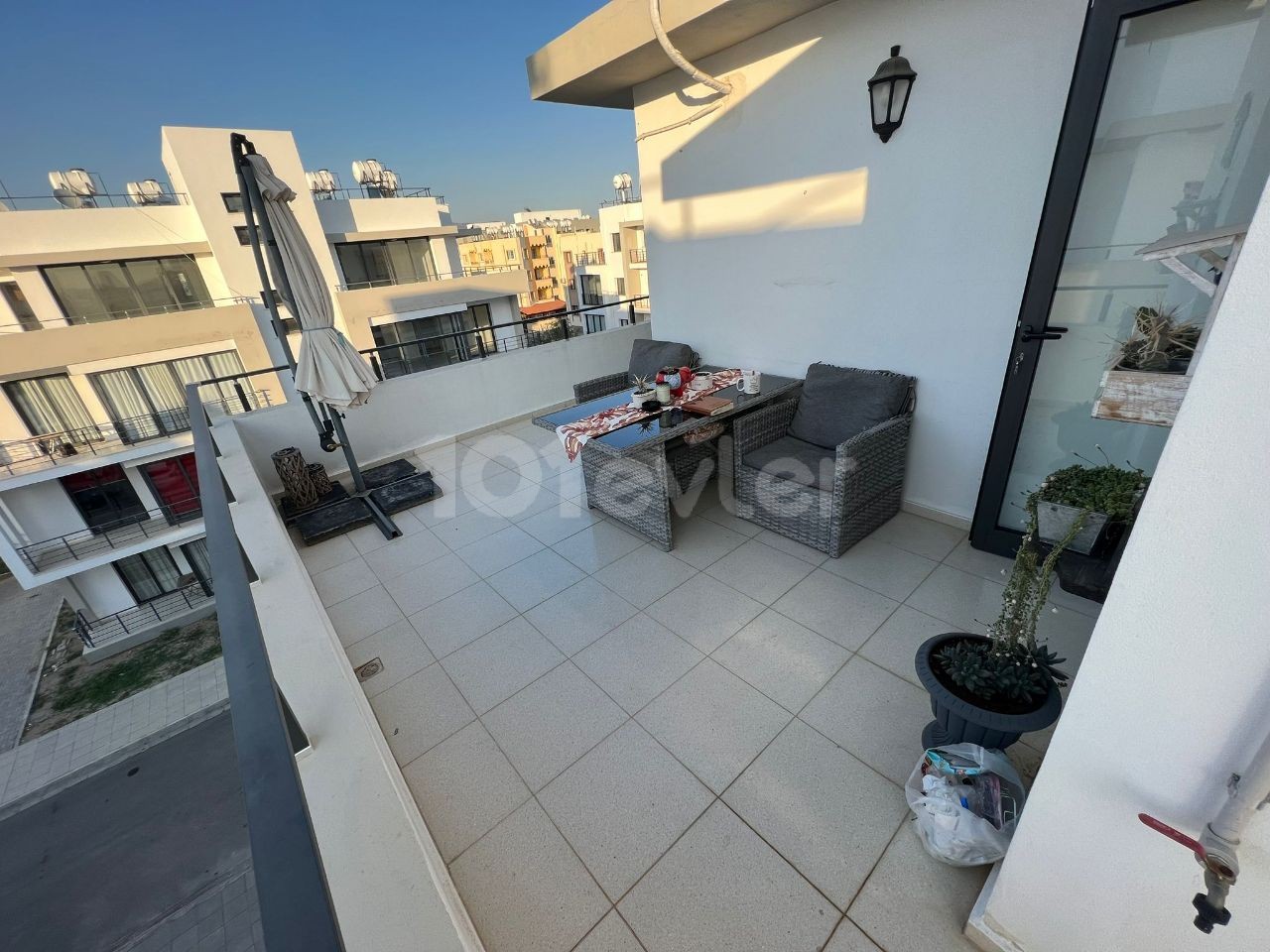 LEFKOŞA K.KAYMAKLI'DA SATILIK EŞYALI 2+1 PENTHOUSE