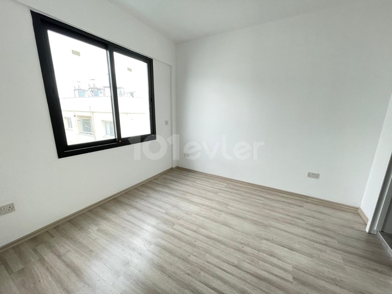 Küçük Kaymaklı Bölgesinde 3 Yatak Odalı En-Suit SATILIK Sıfır Apartman Dairesi!